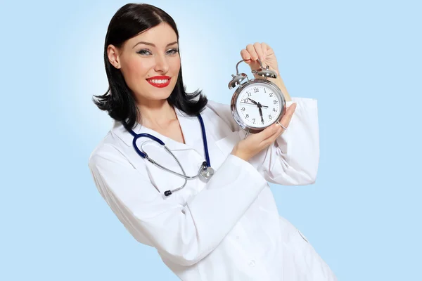 Młoda kobieta lekarz z zegarami — Zdjęcie stockowe