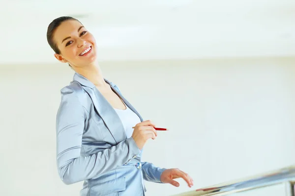 Retrato de una joven empresaria confiada — Foto de Stock