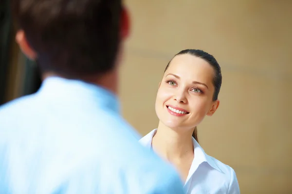 Retrato de una joven empresaria confiada — Foto de Stock