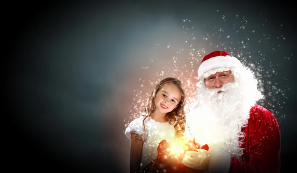 Retrato de Papai Noel com uma menina — Fotografia de Stock