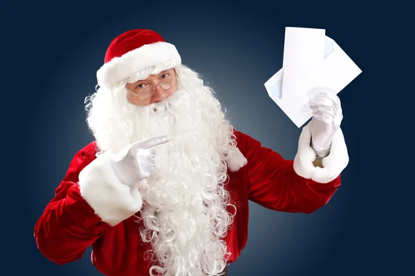 圣诞老人在看一封信 — 图库照片