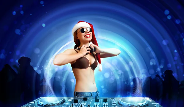 Dj femenino en ropa de Navidad — Foto de Stock