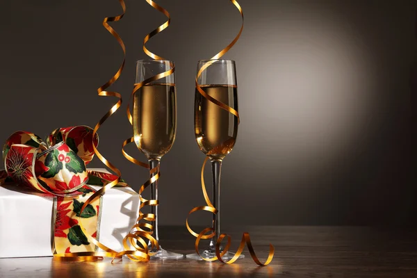 Yeni yıl partisinde şampanya kadehleri — Stok fotoğraf