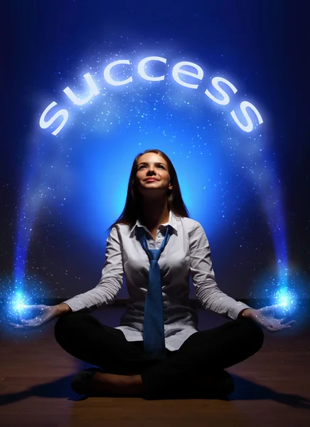 Jonge zakenvrouw en succes woord — Stockfoto