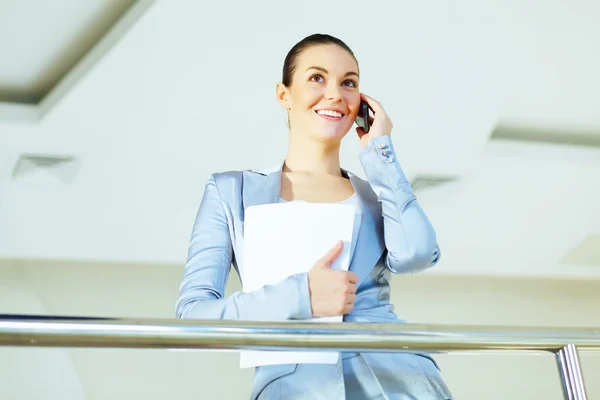 Retrato de una joven empresaria confiada — Foto de Stock