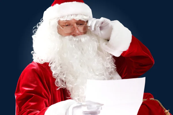 Julemanden læser et brev - Stock-foto