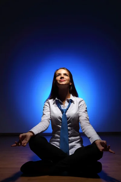 Mujer de negocios meditando — Foto de Stock