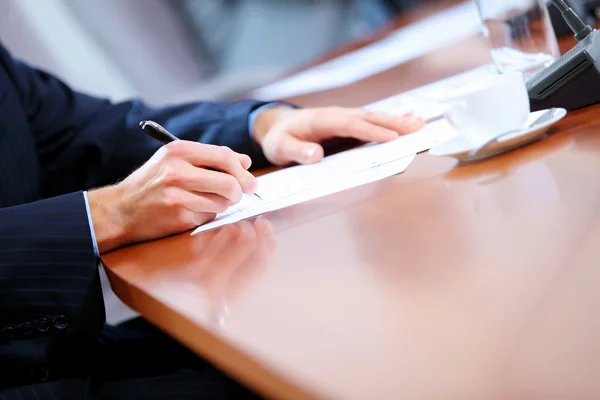 Wirtschaftspapiere auf dem Tisch — Stockfoto