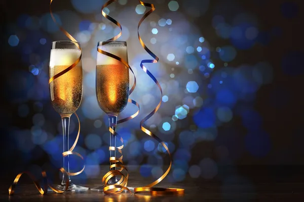 Bicchieri di champagne alla festa di Capodanno — Foto Stock