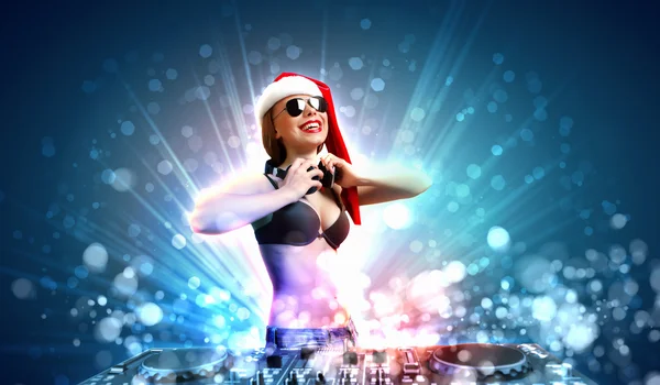 Dj femenino en ropa de Navidad — Foto de Stock