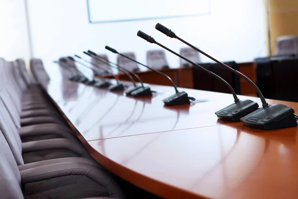 Sala de conferências com microfones — Fotografia de Stock