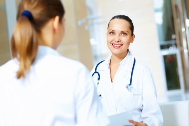 iki dost kadın doktor portresi