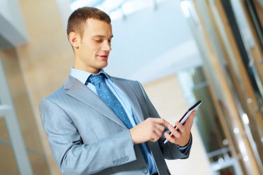 mutlu gülümseyen genç businesman portresi