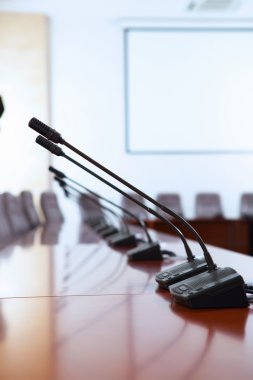 mikrofonlar ile konferans salonu