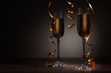 Yeni yıl partisinde şampanya kadehleri