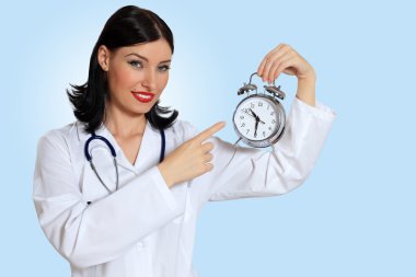 genç bir kadın doktor saatleri ile