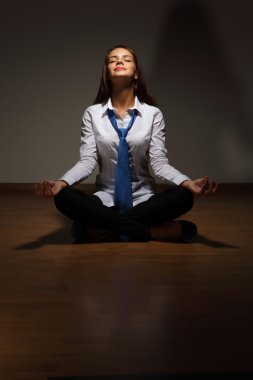 iş kadını meditasyon