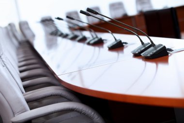 mikrofonlar ile konferans salonu