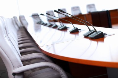 mikrofonlar ile konferans salonu