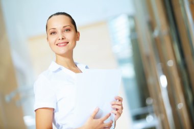 Kendine güvenen genç iş kadını portresi