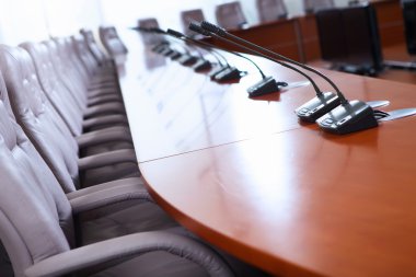 mikrofonlar ile konferans salonu