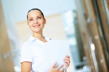 Kendine güvenen genç iş kadını portresi