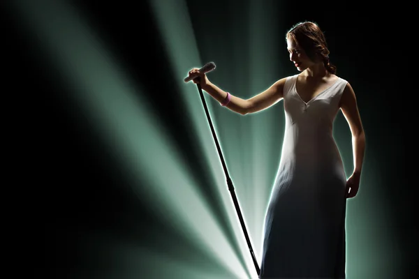 Female singer on the stage — Stockfoto