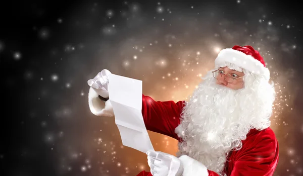 Santa con carta de Navidad — Foto de Stock