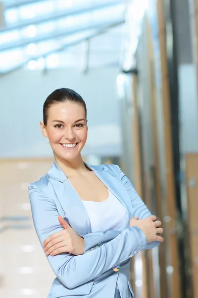 Portret pewnej siebie młodej bizneswoman — Zdjęcie stockowe