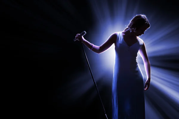Női énekes a színpadon — Stock Fotó