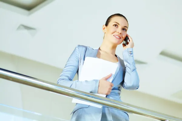 Retrato de una joven empresaria confiada — Foto de Stock