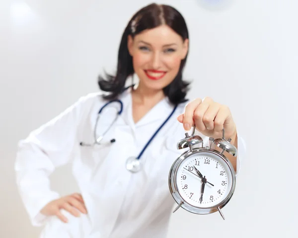 Fiatal női orvos órák — Stock Fotó