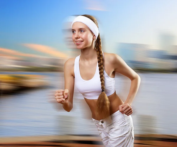 Genç güzel kadın koşma spor giyim — Stok fotoğraf