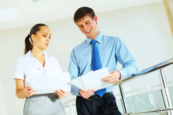 Un retrato de una empresaria y hombre de negocios — Foto de Stock