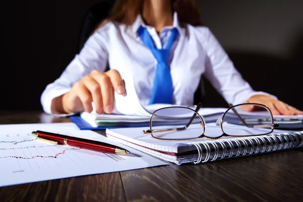 Mujer de negocios en la oficina —  Fotos de Stock