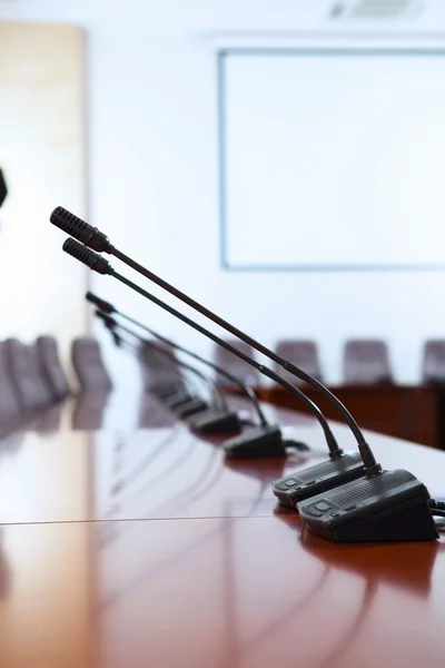 Sala de conferencias con micrófonos — Foto de Stock