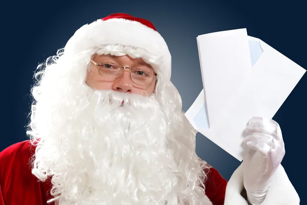 Ο Άγιος Βασίλης διαβάζει ένα γράμμα. — Φωτογραφία Αρχείου