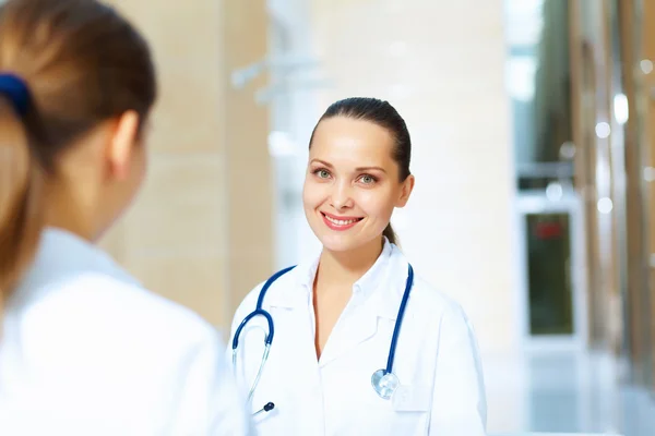 Portrait de deux femmes médecins amicales — Photo