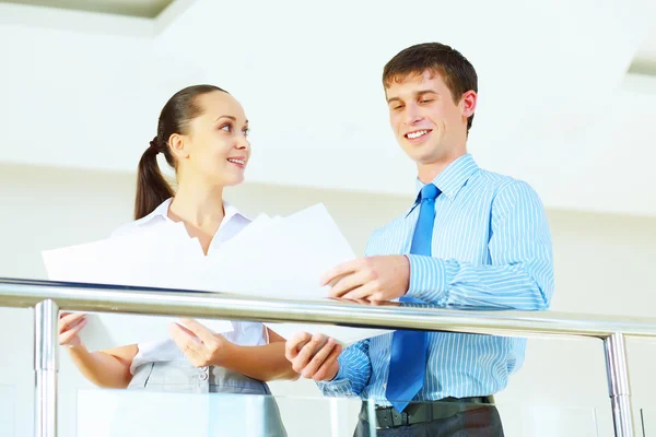 Un retrato de una empresaria y hombre de negocios — Foto de Stock