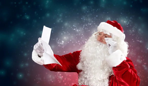 Santa met Kerstmis letter — Stockfoto