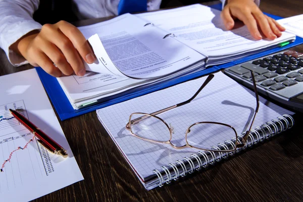 Femme d'affaires au bureau — Photo