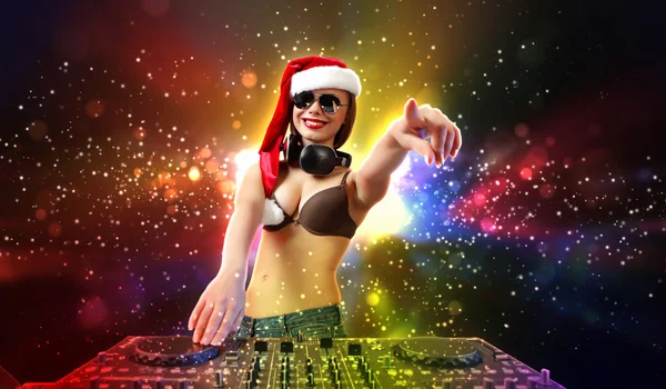 Weiblicher DJ in Weihnachtskleidung — Stockfoto