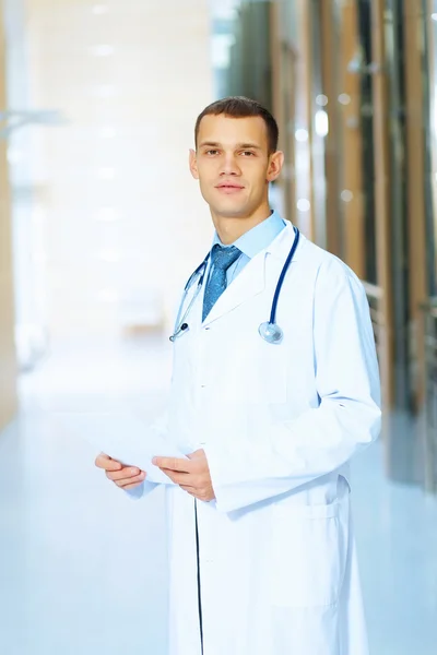 Médico masculino amigável — Fotografia de Stock