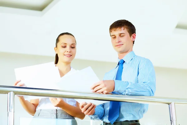 Un retrato de una empresaria y hombre de negocios — Foto de Stock