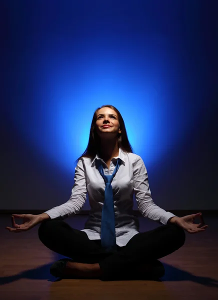 Business woman meditating — Stock Photo, Image