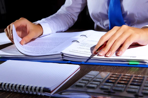 Mujer de negocios en la oficina — Foto de Stock