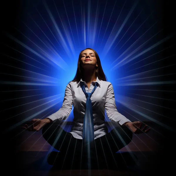 Mujer de negocios meditando —  Fotos de Stock