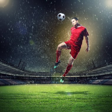 Futbol oyuncu stadyum top çarpıcı kırmızı gömlekli