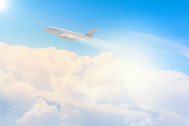 görüntü ile arka plan bulutlar gökyüzünde uçan uçak
