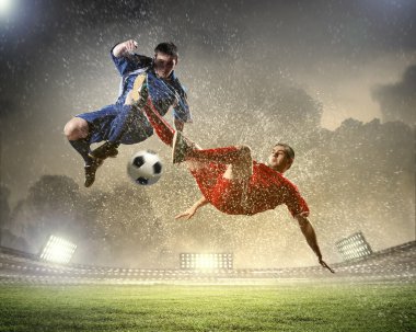 stadyumda topu grev için iki futbol oyuncu olarak atlama